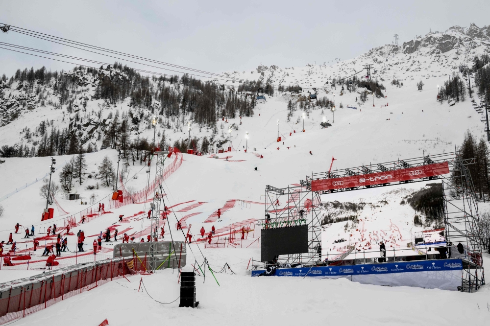 FIS and resort employees gather to dismantle the slope structures as the Men's Slalom event of the FIS Alpine Ski World Championship 2023 in Val d'Isere is cancelled on December 10, 2023. (Photo by Jeff Pachoud / AFP)