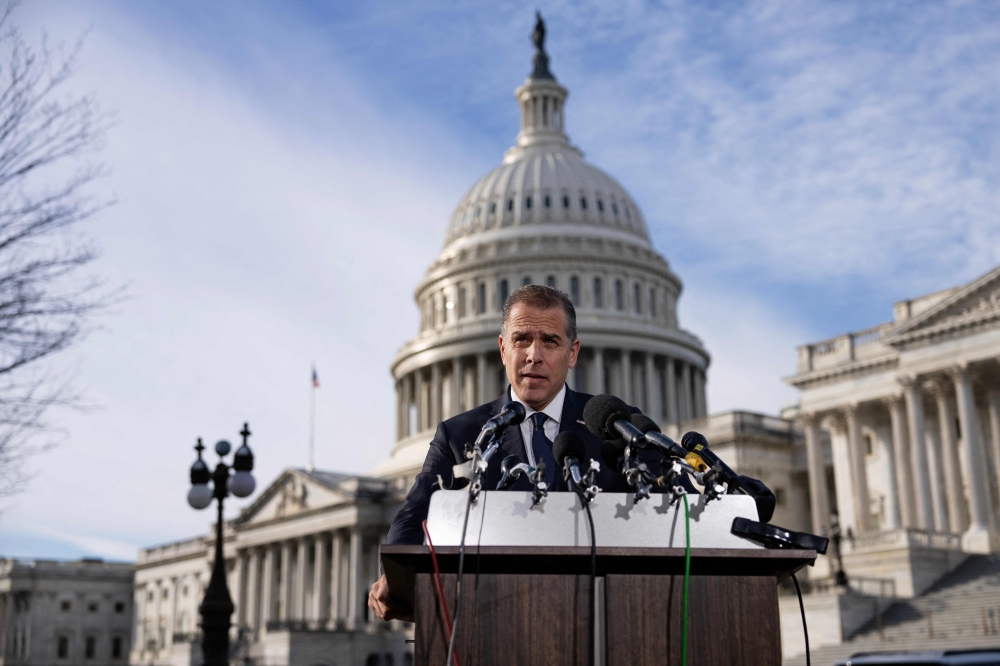 U.S. President Joe Biden's son Hunter Biden talks to reporters outside the U.S. Capitol on December 13, 2023 in Washington, DC. (Photo by Drew Angerer / GETTY IMAGES NORTH AMERICA / Getty Images via AFP)