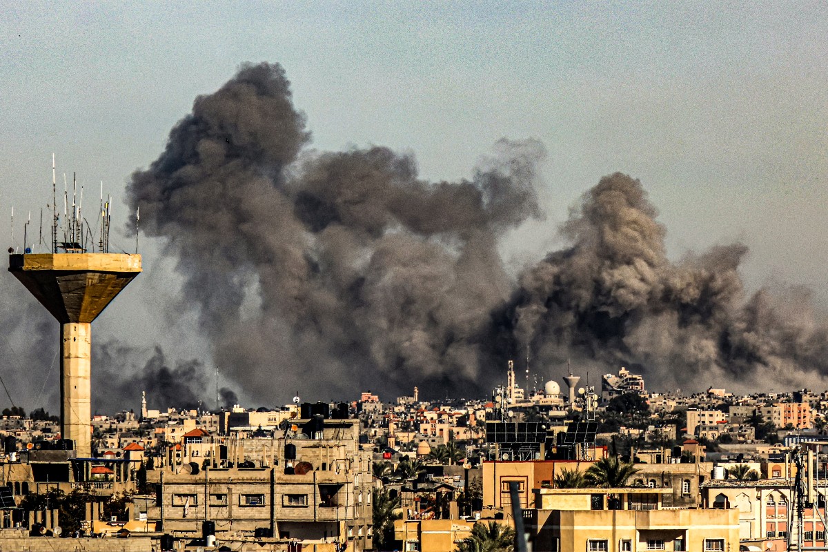 Smoke billows from Israeli bombardment over Khan Yunis from Rafah in the southern Gaza Strip on December 16, 2023. Photo by SAID KHATIB / AFP