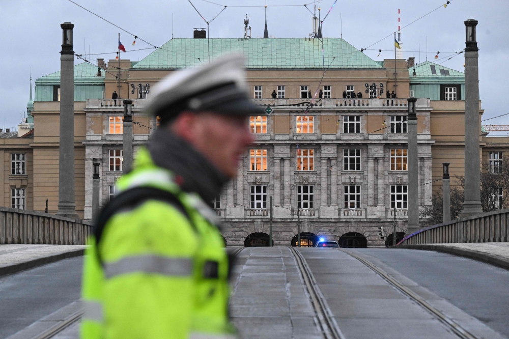 A police officer cordon off an area near the university in central Prague, on December 21, 2023. (Photo by Michal CIZEK / AFP)

