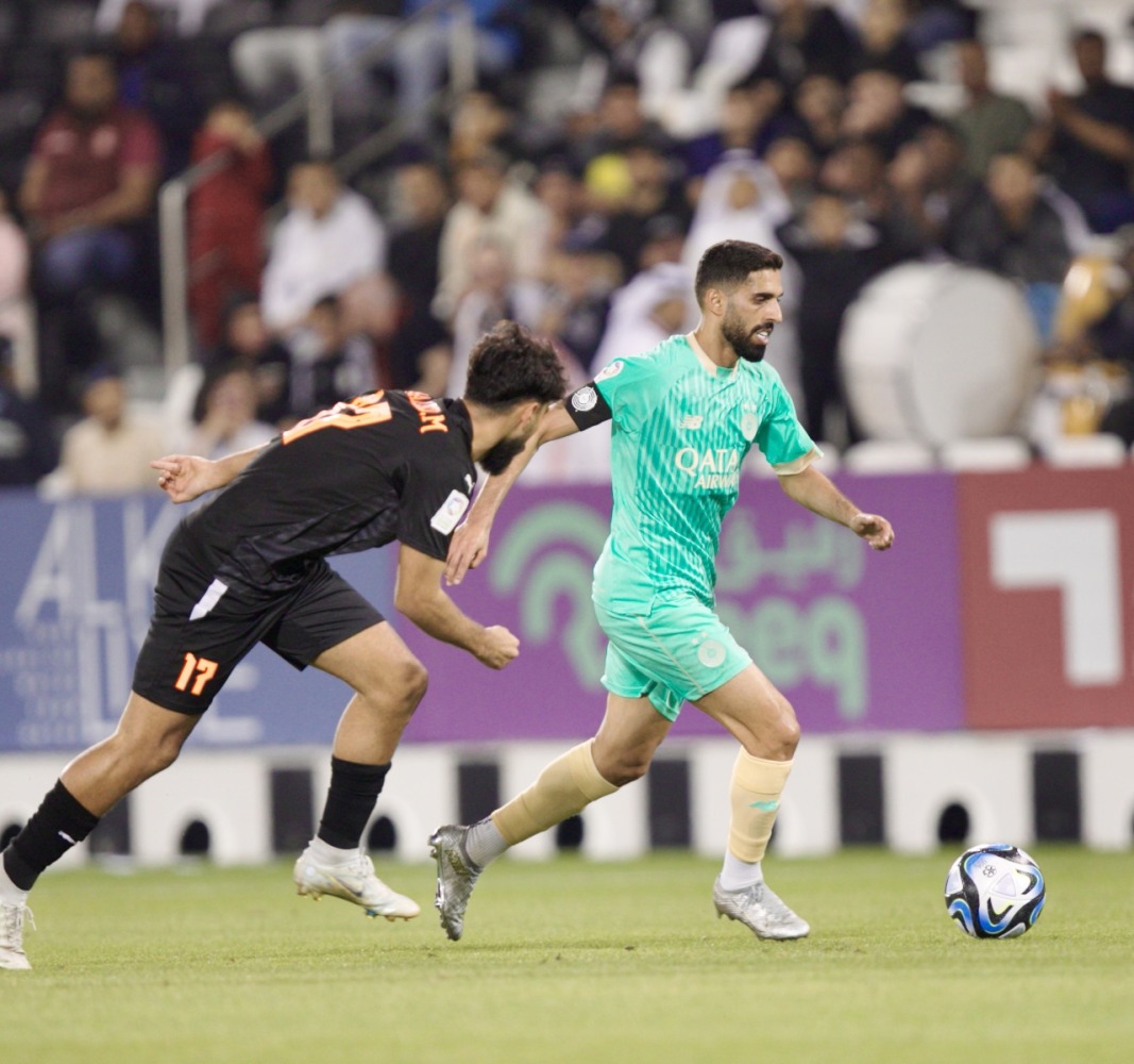 Al Sadd’s Hassan Al Haydos (right) in action against Umm Salal’s Khaled Walid Mansour yesterday. 
