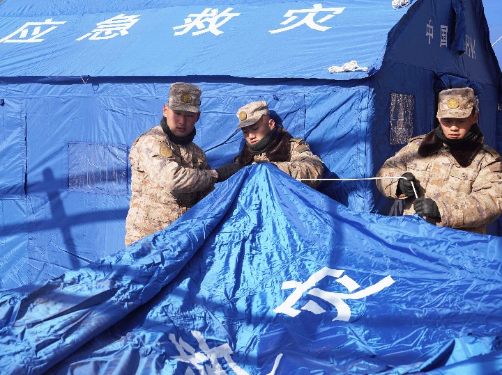  Soldiers set up tents for quake-affected people in Shiyuan Township, Jishishan County, northwest China's Gansu Province, Dec. 21, 2023. (Xinhua/Zhang Yongjin)