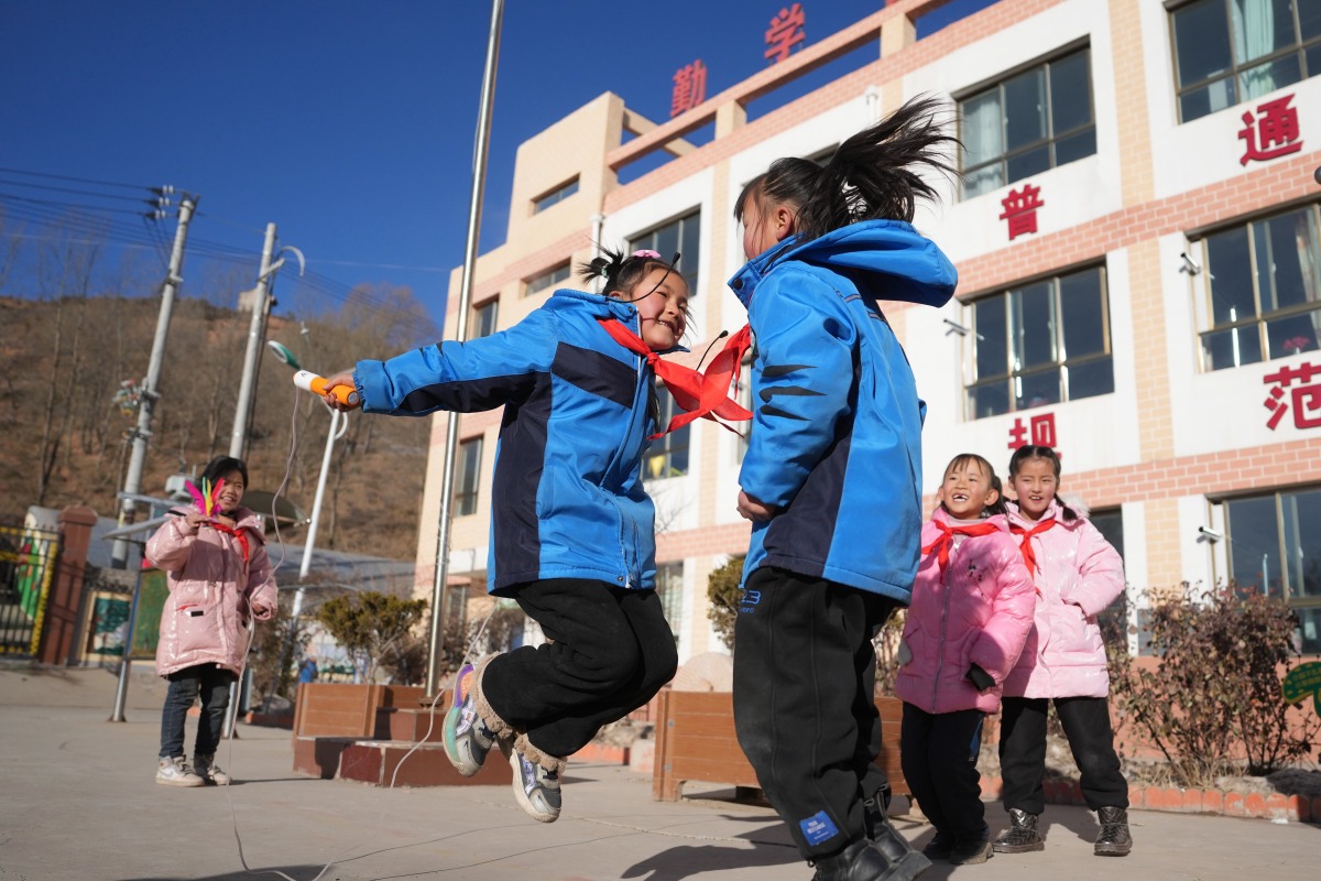 Students play games during a class break at a primary school in Liugou Township of Jishishan County, northwest China's Gansu Province, Dec. 25, 2023. Xinhua/Chen Bin