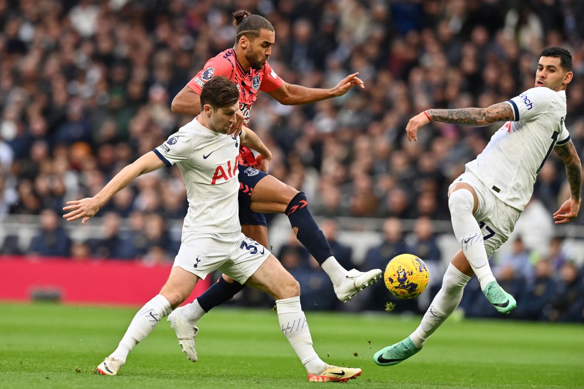 Everton's English striker #09 Dominic Calvert-Lewin (C) vies with Tottenham Hotspur's Welsh defender #33 Ben Davies (L) and Tottenham Hotspur's Argentinian defender #17 Cristian Romero (R) during the English Premier League football match between Tottenham Hotspur and Everton at Tottenham Hotspur Stadium in London, on December 23, 2023. (Photo by Glyn KIRK / AFP)