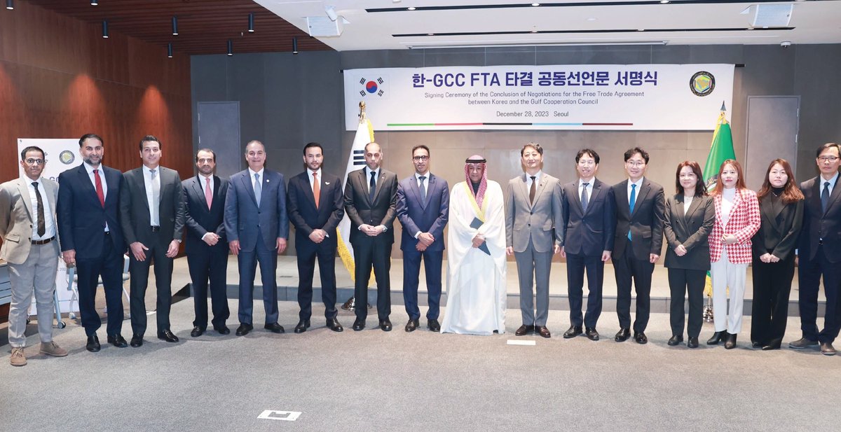 GCC Secretary-General Jasem Mohamed Albudaiwi and South Korea’s Trade Minister Ahn Duk-geun with other officials during the signing of Free Trade Agreement in Seoul, yesterday.