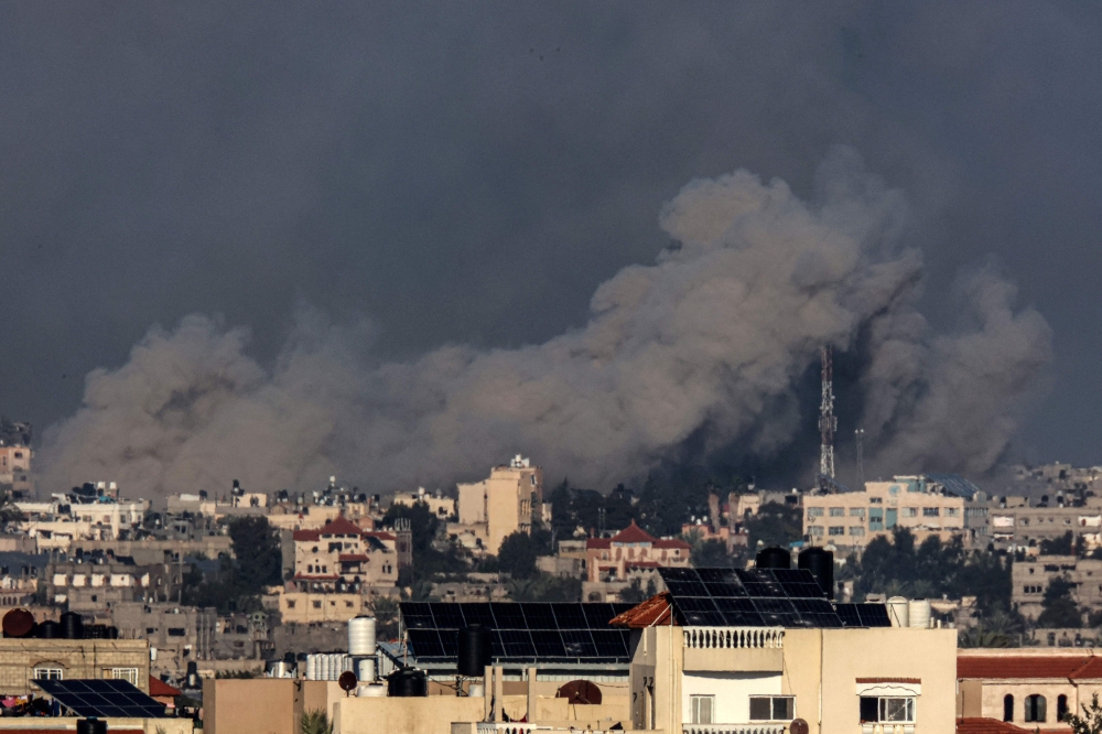 A picture taken from Rafah on January 5, 2024 shows smoke billowing over Khan Yunis in the southern Gaza Strip during Israeli bombardment. (Photo by AFP)