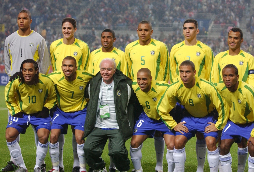 (FILES) Brazilian football team caretaker coach Mario Zagallo (C) poses with his starting line-up 20 November 2002 ahead of a friendly match between Brazil and South Korea at Seoul World Cup stadium. (Photo by Emmanuel DUNAND / AFP)
