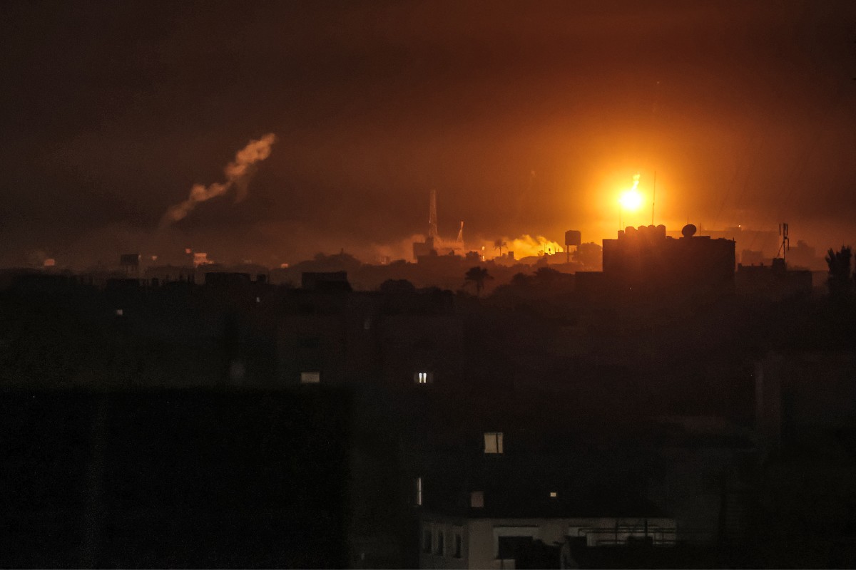  Israeli bombardment lights the skyline of Khan Yunis, pictured from Rafah in the southern Gaza Strip late on January 7, 2024. Photo by AFP