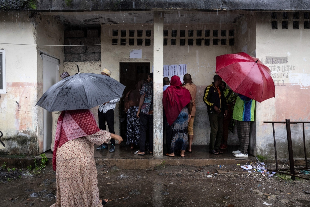  Comoran voters head to polling stations on January 14, 2024 to decide whether to hand a third-straight term to President Azali Assoumani, who has voiced confidence in securing re-election over a divided opposition on the Indian Ocean archipelago. (Photo by OLYMPIA DE MAISMONT / AFP)