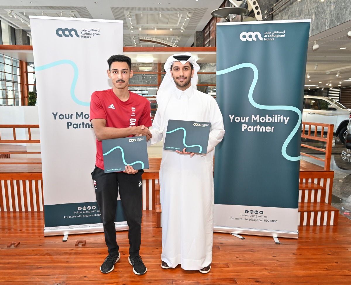 Al Abdulghani Motors CEO Abdulghani Nasser Al Abdulghani with Qatar para athlete Ali Radi Arshid during the ceremony.