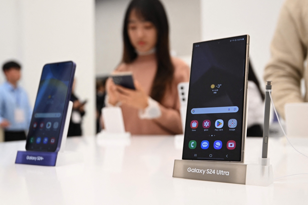 This picture taken on January 15, 2024 shows Samsung Galaxy S24 series smartphones displayed during a media preview event at a Samsung store in Seoul. Photo by Jung Yeon-je / AFP
