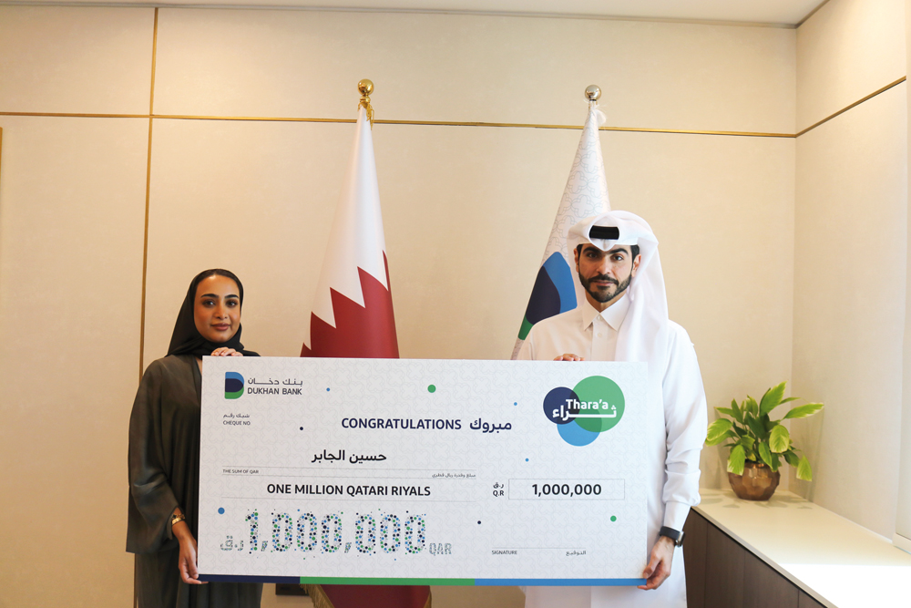 Dukhan Bank customer receiving the grand prize.
