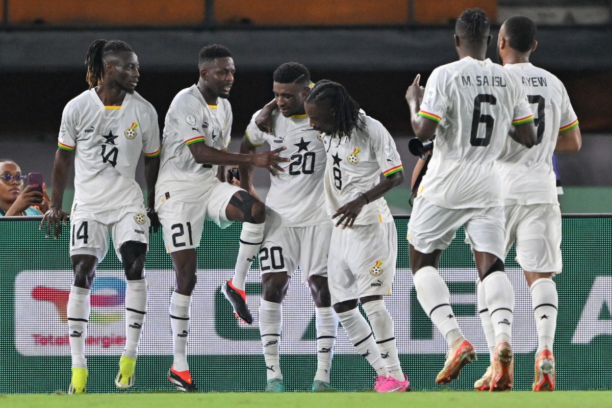 Ghana's midfielder #20 Mohamed Kudus celebrates with teammates after scoring his team's first goal during the Africa Cup of Nations (CAN) 2024 group B football match between Egypt and Ghana at the Felix Houphouet-Boigny Stadium in Abidjan on January 18, 2024. (Photo by Issouf SANOGO / AFP)
