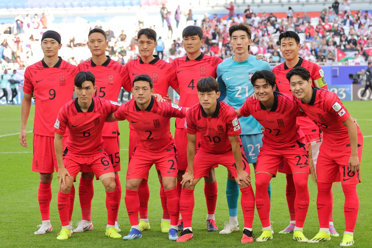 South Korea's starting eleven (top L to R) forward #09 Cho Gue-sung, defender #15 Jung Seung-hyun, midfielder #05 Park Yong-woo, defender #04 Kim Min-jae, goalkeeper #21 Jo Hyeon-woo, midfielder #07 Son Heung-min; (bottom L to R) midfielder #06 Hwang In-beom, defender #02 Lee Ki-je, midfielder #10 Lee Jae-sung, defender #22 Seol Young-woo and midfielder #18 Lee Kang-in pose for the group picture before the start of the Qatar 2023 AFC Asian Cup Group E football match between Jordan and South Korea at the Al-Thumama Stadium in Doha on January 20, 2024. (Photo by Giuseppe CACACE / AFP)