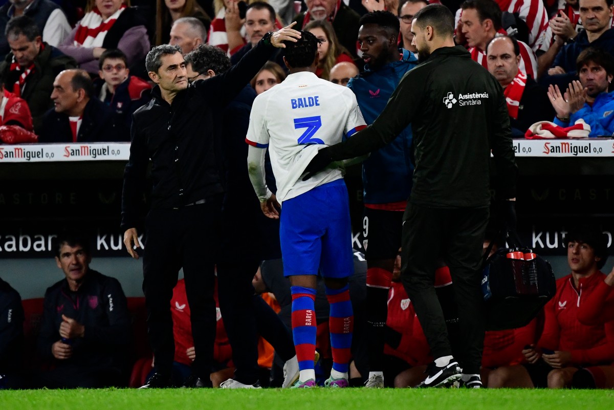 Barcelona's Spanish defender #03 Alejandro Balde leaves after resulting injured during the Spanish Copa del Rey (King's Cup) quarter final football match between Athletic Club Bilbao and FC Barcelona at the San Mames stadium in Bilbao on January 24, 2024. (Photo by ANDER GILLENEA / AFP)