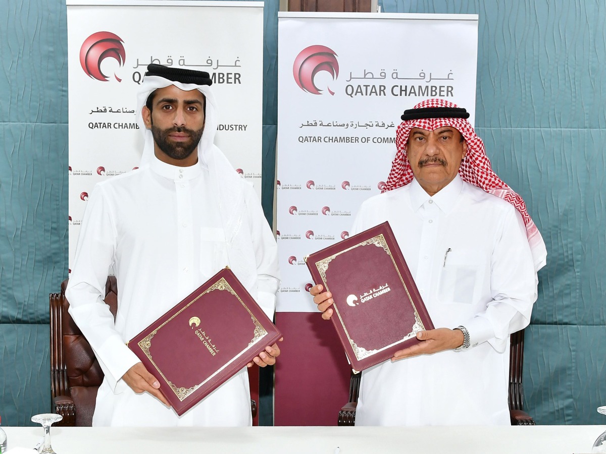 QC Acting General Manager Ali Saeed bu Sherbak Al Mansori and President of the Club, Ibrahim Khalid Al Sulaiti exchanging the signed agreements.