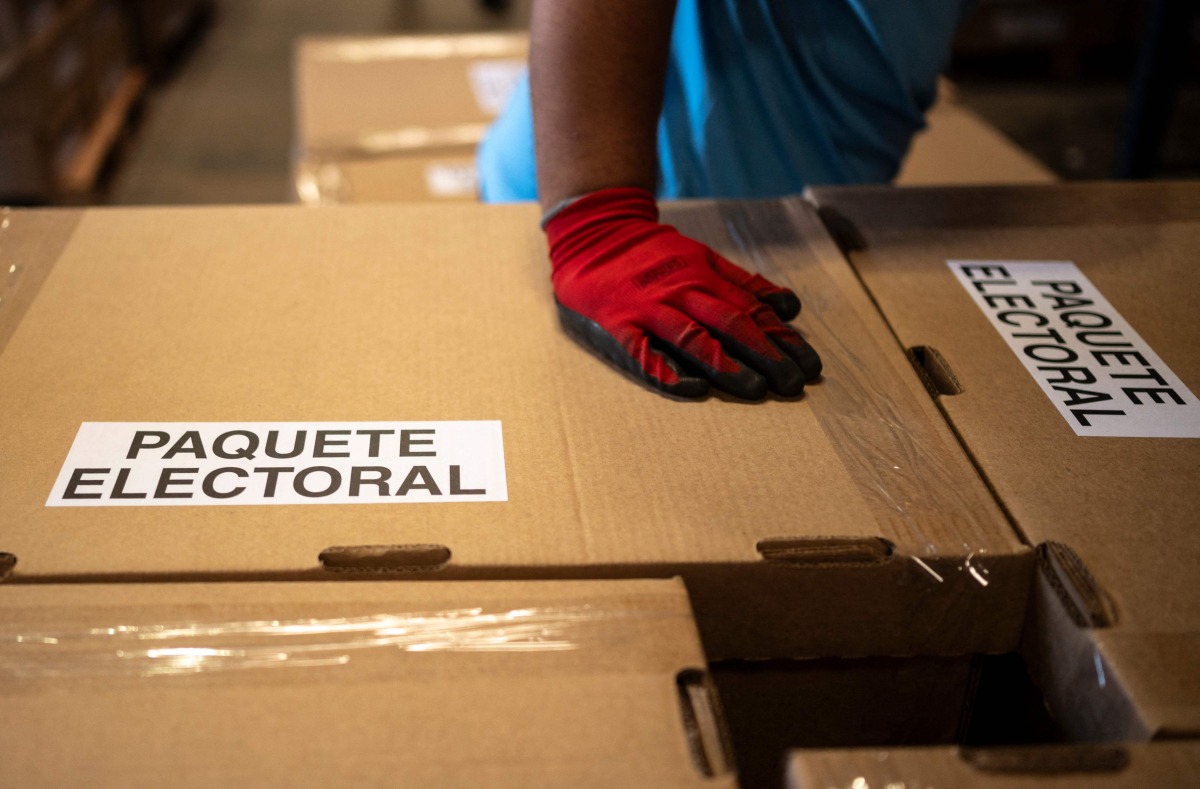 An employee of the Supreme Electoral Tribunal (TSE) loads boxes containing electoral material for the presidential and legislative elections to be distributed in the different municipalities of the capital at the Electoral Organization Directorate in San Marcos, El Salvador, on February 2, 2024. El Salvador goes to the polls on February 4. (Photo by Yuri CORTEZ / AFP)