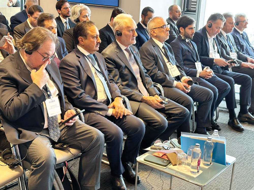 QC Chairman Sheikh Khalifa bin Jassim Al Thani, Vice President of the Union of Chambers and Commodity Exchanges of Türkiye and Chairman of the Istanbul Chamber Şekib Avdagic with other officials at the Qatar-Türkiye Business Forum.