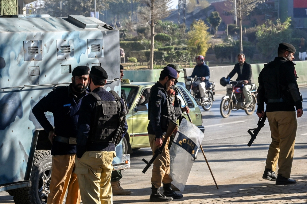 Policemen stand guard in Peshawar on February 9, 2024, a day after Pakistan's national elections. (Photo by Abdul MAJEED / AFP)
