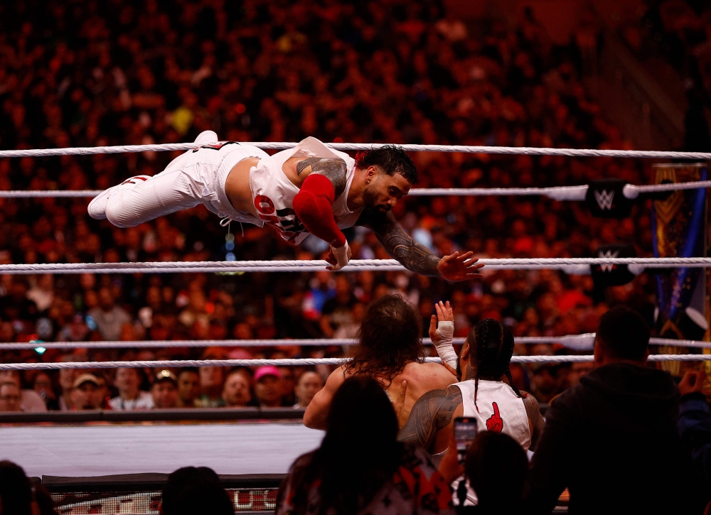 The Usos wrestles Sami Zayn and Kevin Owens for the Undisputed WWE tag team championship during WrestleMania Goes Hollywood at SoFi Stadium on April 01, 2023 in Inglewood, California. (Photo by RONALD MARTINEZ / GETTY IMAGES NORTH AMERICA / Getty Images via AFP)

