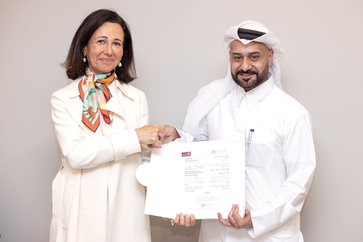 Board Member and Chief Executive Officer of QFC, Yousuf Mohamed Al Jaida with the Group Executive Chair, Ana Botín, during the opening of new Banco Santander office.
