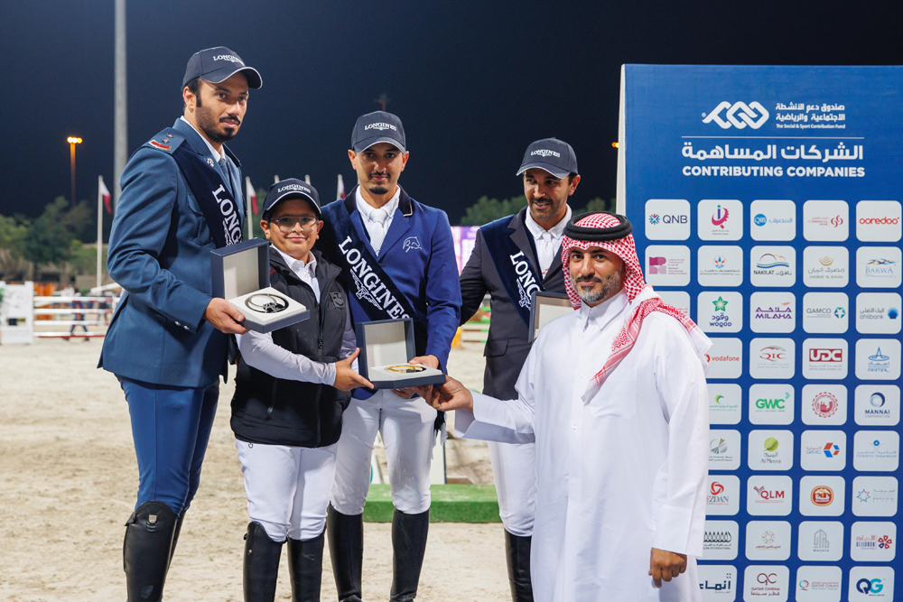 Vice Chairman of the Longines Hathab Supreme Organising Committee Ali bin Youssef Al Rumaihi crowns the winners of Mideum Tour.
