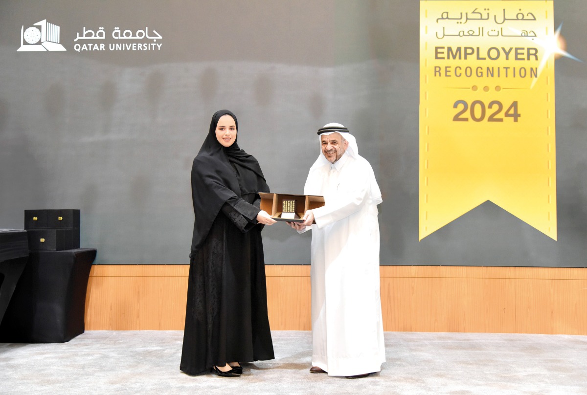QIIB’s Director of Recruitment and Employee Affairs, Samah Nasser Al Dhafiri receives the distinguished shield of honor from the President of Qatar University, Dr. Omar al Ansari.