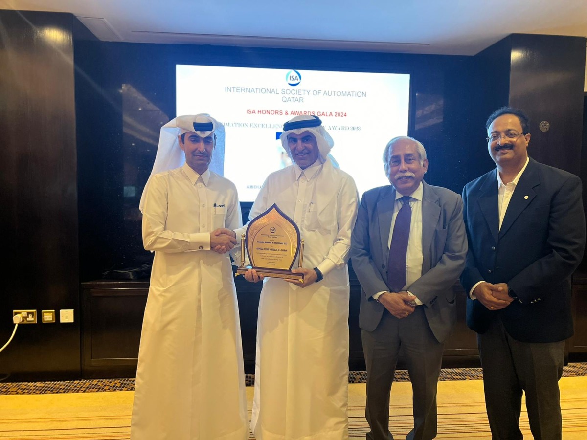 Chief Guest Nasser Jeham Al Kuwari gives away the Automation Excellence in Industry Award to Abdulla Mohd Abdulla Al Safran in the presence of ISA Qatar officials.