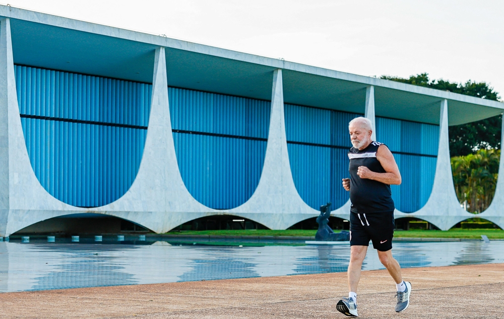 Handout picture released by the Brazilian Presidency showing Brazilian President Luiz Inacio Lula da Silva exercising in the gardens of Alvorada Palace in Brasilia, on March 19, 2024. (Photo by Ricardo STUCKERT / BRAZILIAN PRESIDENCY / AFP)