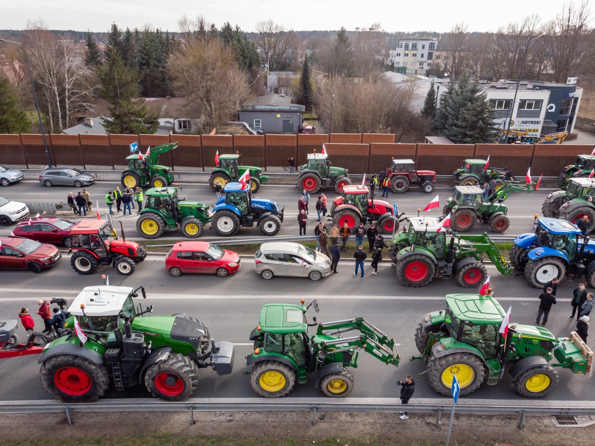 Aerial view shows tractors and vehicles standing along the highway as Polish farmers take part in a blockade in a suburb of Warsaw, Poland, on March 20, 2024. Photo by Wojtek Radwanski / AFP