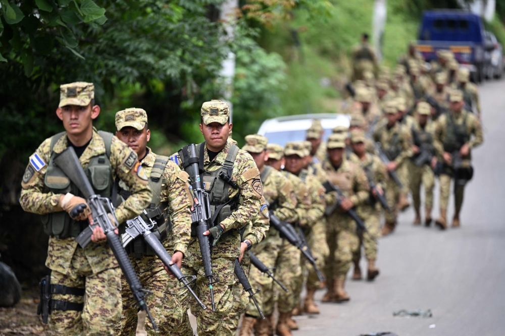 A military battalion patrols a community in Apopa, El Salvador, on October 11, 2023. Photo by Marvin RECINOS / AFP. 