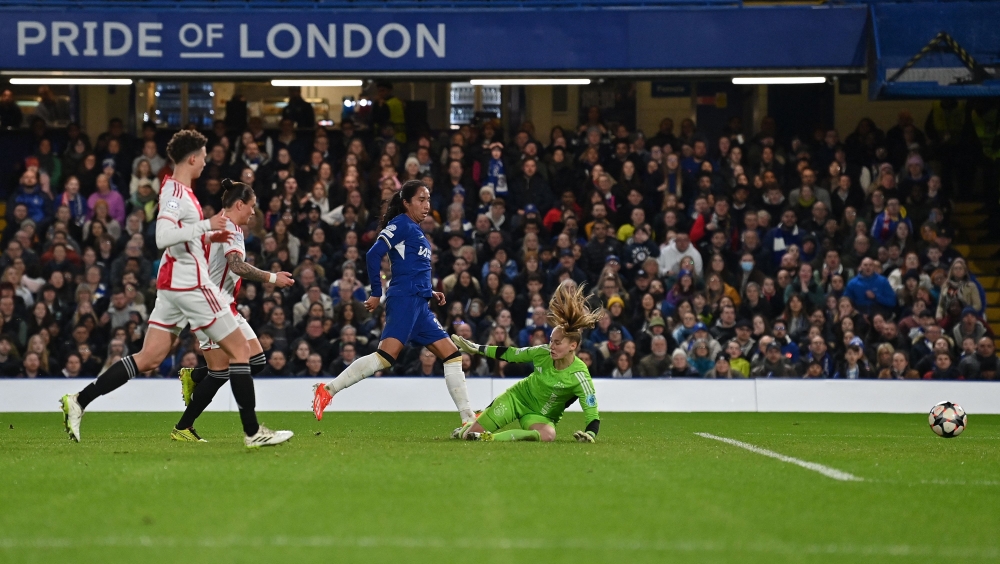 Chelsea's Colombian striker #35 Mayra Ramirez (C) scores the opening goal during the UEFA Women's Champions League quarter-final second-leg football match between Chelsea and Ajax at Stamford Bridge in London, on March 27, 2024. (Photo by Glyn KIRK / AFP)
