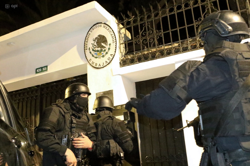 Ecuadorian police special forces attempt to enter the Mexican embassy in Quito to arrest Ecuador's former Vice President Jorge Glas, on April 5, 2024. Photo by ALBERTO SUAREZ / AFP.