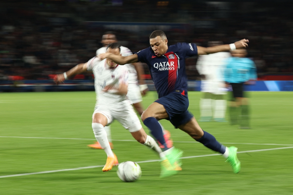 Paris Saint-Germain's French forward #07 Kylian Mbappe runs with the ball during the French L1 football match between Paris Saint-Germain (PSG) and Clermont Foot 63 at the Parc des Princes stadium in Paris on April 6, 2024. (Photo by FRANCK FIFE / AFP)
