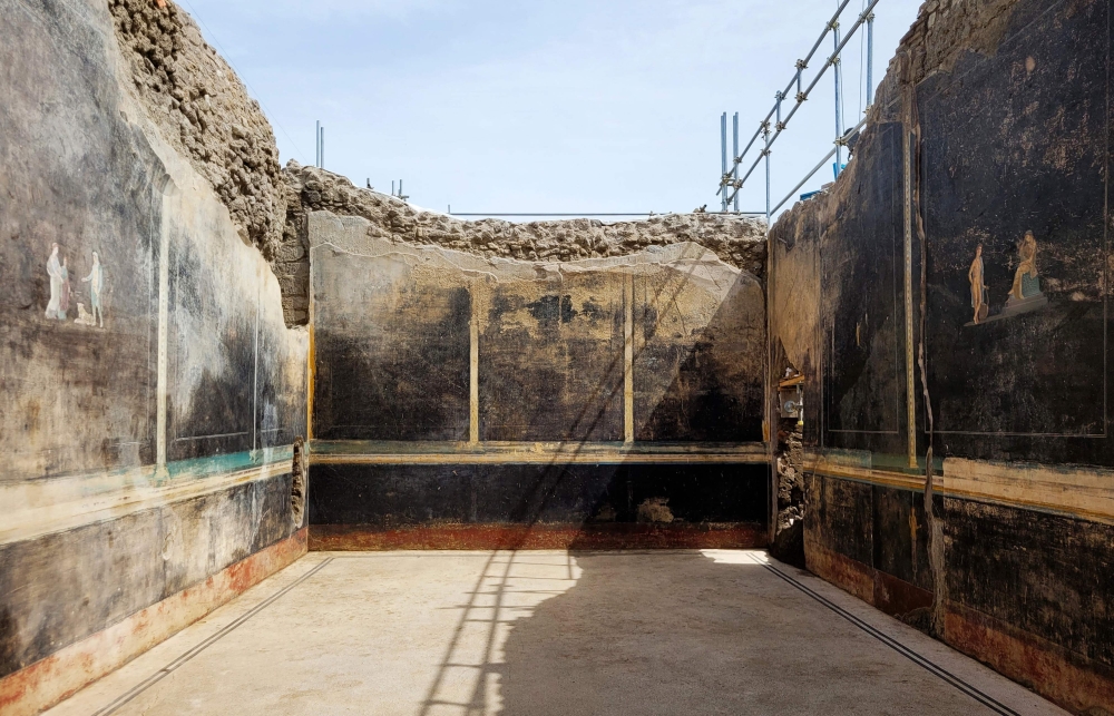 This handout picture released by the archaelogical park of Pompeii on April 11, 2024 shows new frescoes in a banqueting room with black walls part of the ongoing excavations in the block 10 of Regio IX, in Pompeii, near Naples. (Photo by Handout / Parco Archeologico di Pompei press office / AFP) 