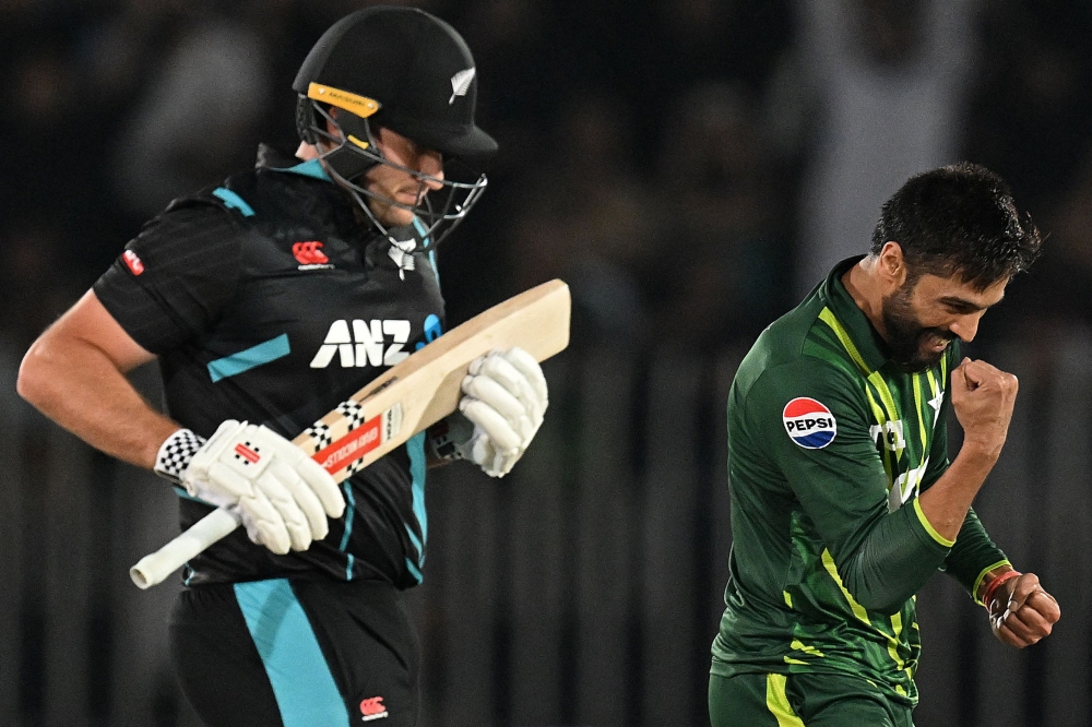 Pakistan's Mohammad Amir celebrates after taking the wicket of New Zealand's Dean Foxcroft (L) during the second Twenty20 international cricket match between Pakistan and New Zealand at the Rawalpindi Cricket Stadium in Rawalpindi on April 20, 2024. (Photo by Aamir QURESHI / AFP)