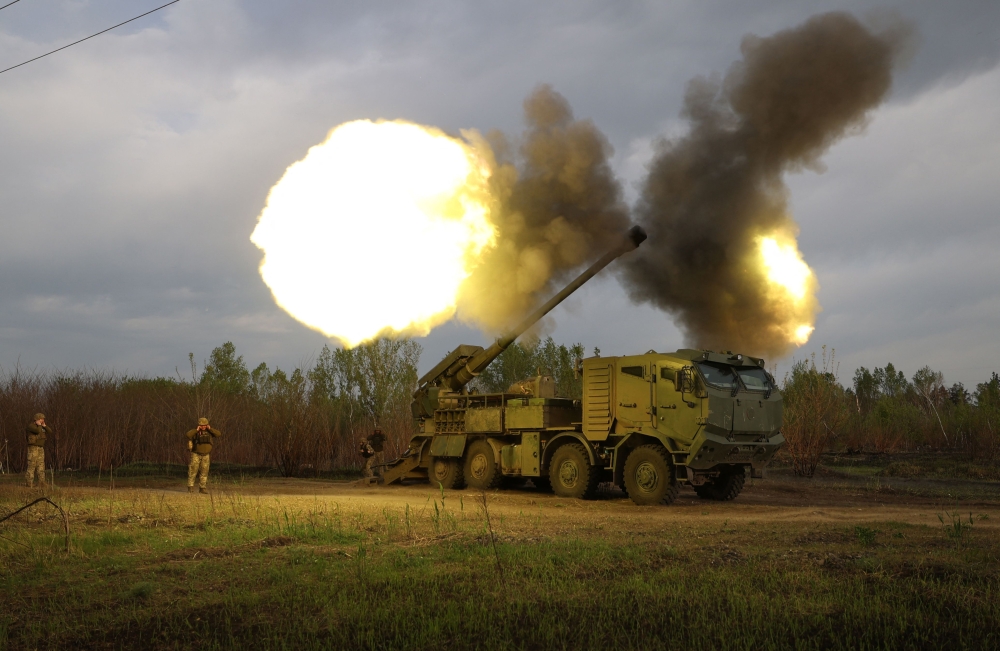 Gunners from 43rd Separate Mechanized Brigade of the Armed Forces of Ukraine fire at Russian position with a 155 mm self-propelled howitzer 2C22 
