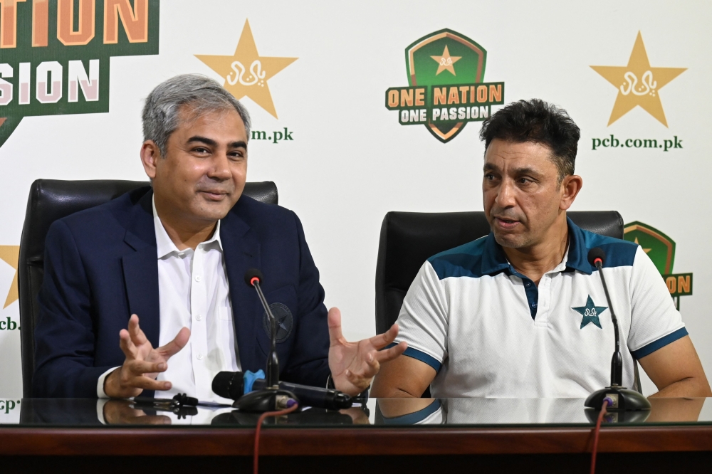 Pakistan Cricket Board (PCB) chairman Mohsin Naqvi (L) along with former Pakistan痴 cricketer and assistant coach Azhar Mahmood takes part in a media briefing in Lahore on April 28, 2024. (Photo by Arif Ali / AFP)
