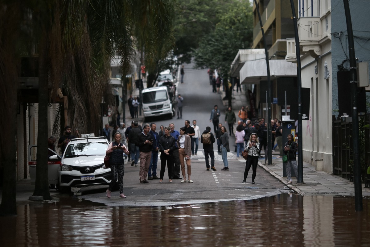 People observe a flooded street at the historical center of Porto Alegre, Rio Grande do Sul state, brazil on May 3, 2024. (Photo by Anselmo Cunha / AFP)
