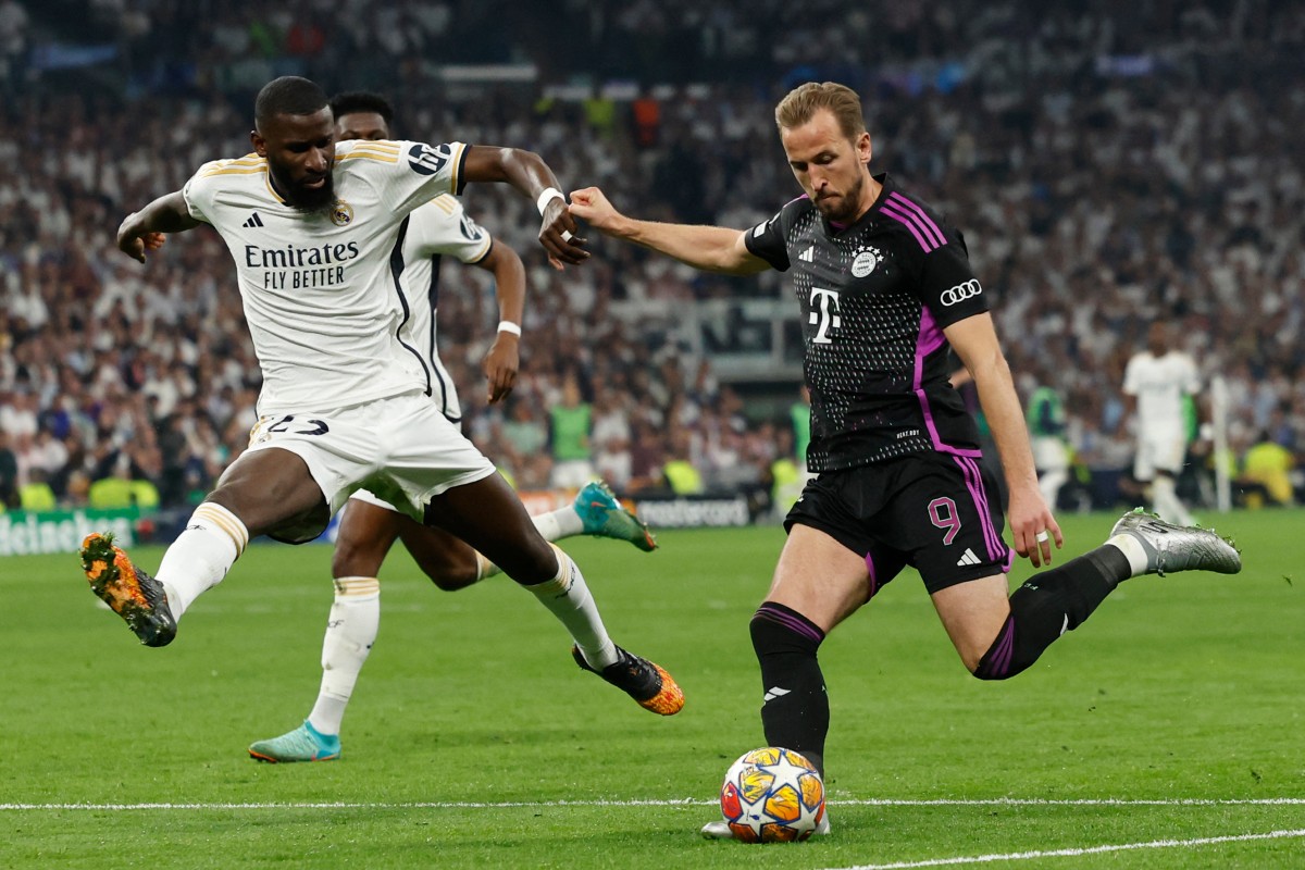 Bayern Munich's English forward #09 Harry Kane vies with Real Madrid's German defender #22 Antonio Rudiger during the UEFA Champions League semi final second leg football match between Real Madrid CF and FC Bayern Munich at the Santiago Bernabeu stadium in Madrid on May 8, 2024. (Photo by OSCAR DEL POZO / AFP)

