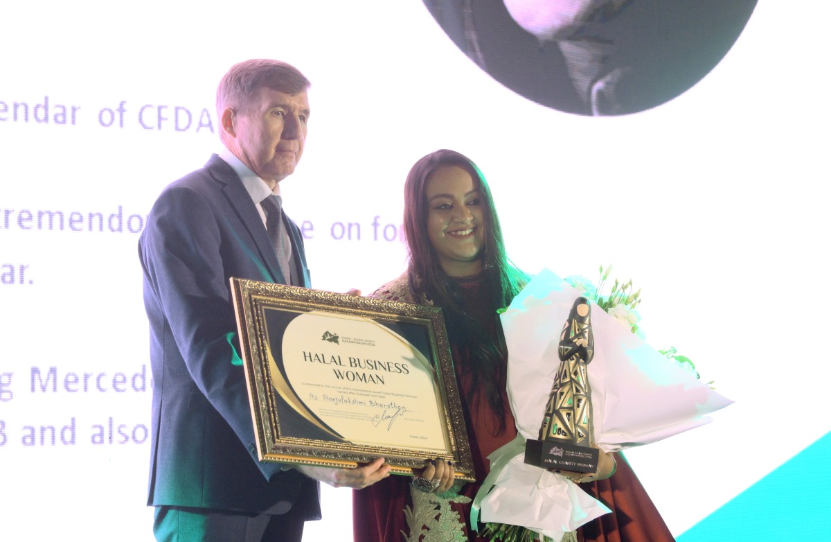 Manjulakshmi Bharathan (right) receives the award from Midhat Shagiakhmetov, Deputy Prime Minister and Minister of Economy of Tatarstan, Russia.
