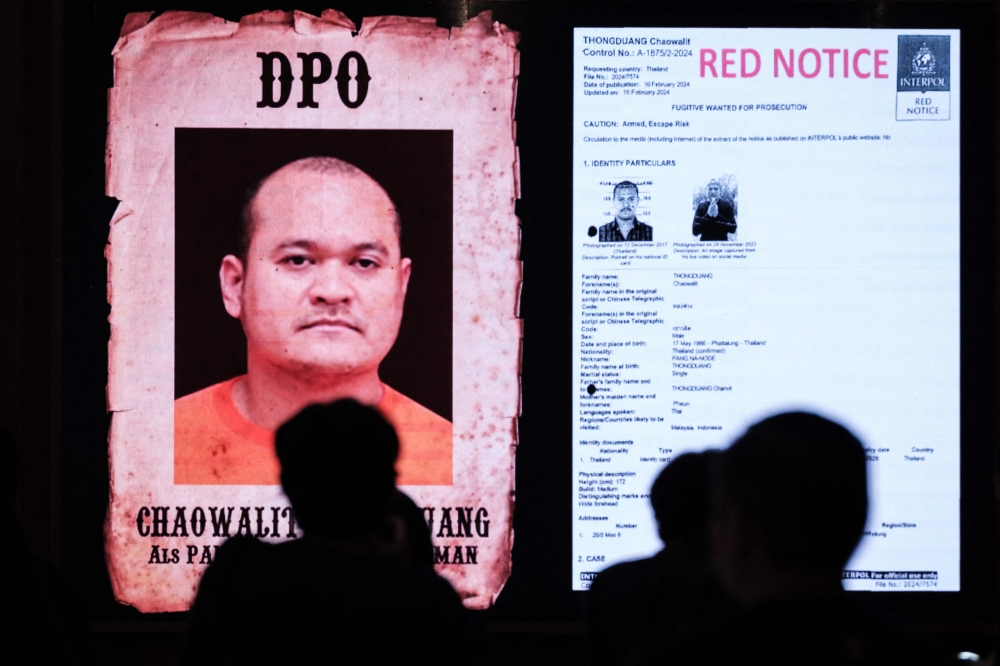 A monitor shows Thai fugitive Chaowalit Thongduang, who escaped from a hospital in Thailand while serving his sentence in 2023, during a press conference after he was arrested by Indonesian police in Bali, at the National Police Criminal Investigation Agency (BARESKRIM) office in Jakarta on June 2, 2024. Photo by Yasuyoshi CHIBA / AFP.