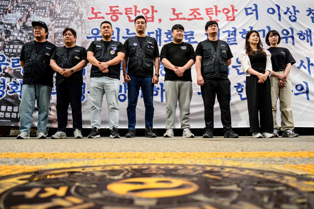 Samsung Electronics' union members hold a rally outside the company building in Seoul on June 7, 2024, as workers at the tech giant staged the first ever strike, the head of a major union representing tens of thousands of people told AFP. (Photo by ANTHONY WALLACE / AFP)
 