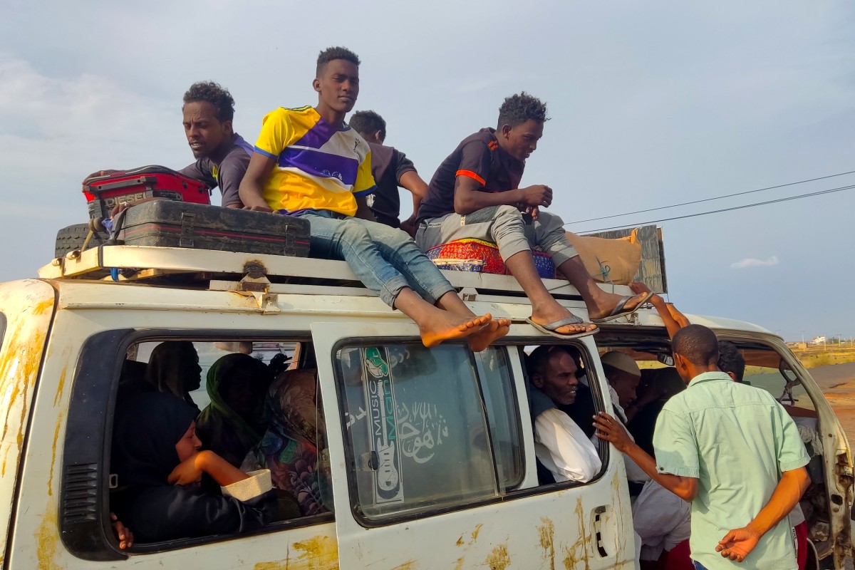 Peolpe displaced from Sudan's Jazira state arrive in packed vehicles to the entrance of the eastern city of Gedaref on June 10, 2024, amid the ongoing conflict between the Sudanese army and the paramilitary Rapid Support Forces (RSF). Photo by AFP.