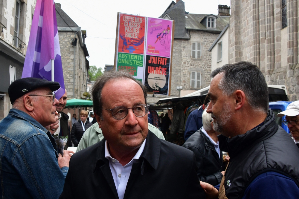 Former French president, member of French left-wing Socialist Party (PS) and candidate for the left wing coalition Nouveau Front Populaire (NFP) in the Correze department Francois Hollande meets local residents during a campaign visit, ahead of the upcoming legislative elections, in Ursel, central France on June 22, 2024. (Photo by Pascal LACHENAUD / AFP)
