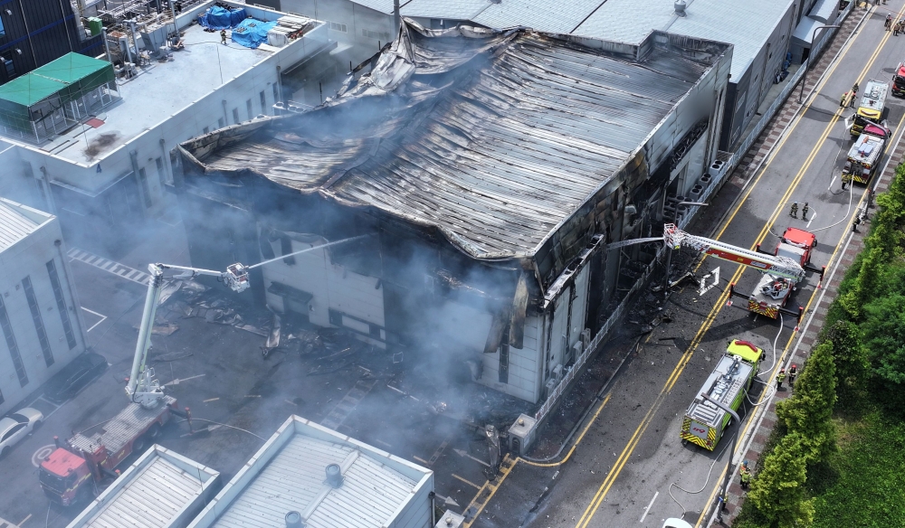Aerial view of firefighters working to extinguish a fire at a lithium battery factory in Hwaseong on June 24, 2024. (Photo by YONHAP / AFP)
