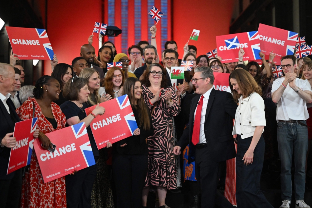 Britain's Labour Party leader Keir Starmer and his wife Victoria celebrate during a victory rally at the Tate Modern in London early on July 5, 2024. (Photo by Justin Tallis / AFP)