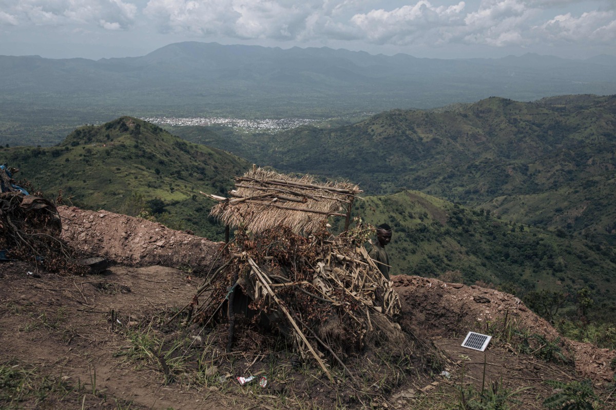 (Armed Forces of the DRC) soldier stands at a frontline military position above the town of Kibirizi, controlled by the M23 rebellion, North Kivu province, eastern Democratic Republic of Congo, on May 14, 2024.  (Photo by ALEXIS HUGUET / AFP)
