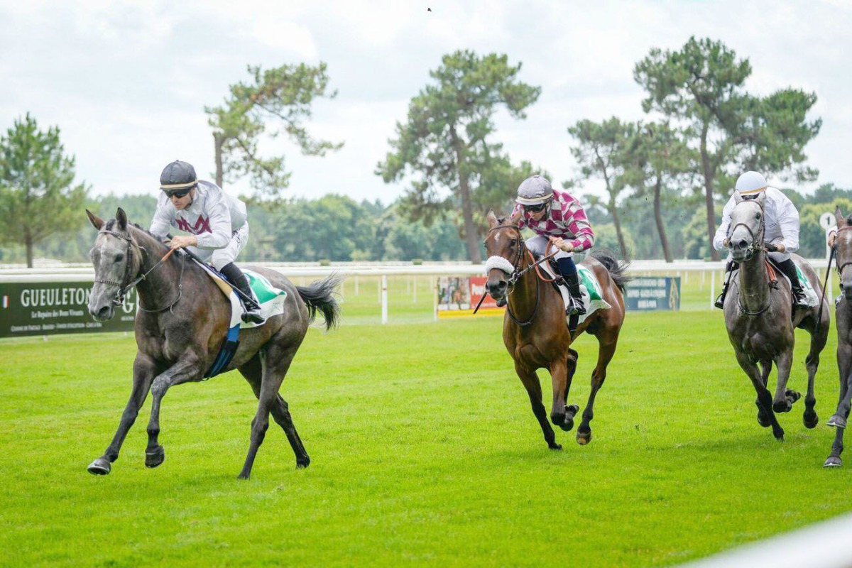 Maxime Guyon guides Intisar De Monlau towards the finish line.