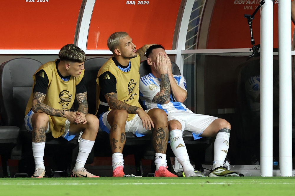 Argentina's forward #10 Lionel Messi (R) reacts after leaving the pitch after picking up an injury during the Conmebol 2024 Copa America tournament final football match between Argentina and Colombia at the Hard Rock Stadium, in Miami, Florida on July 14, 2024. (Photo by CHARLY TRIBALLEAU / AFP)
